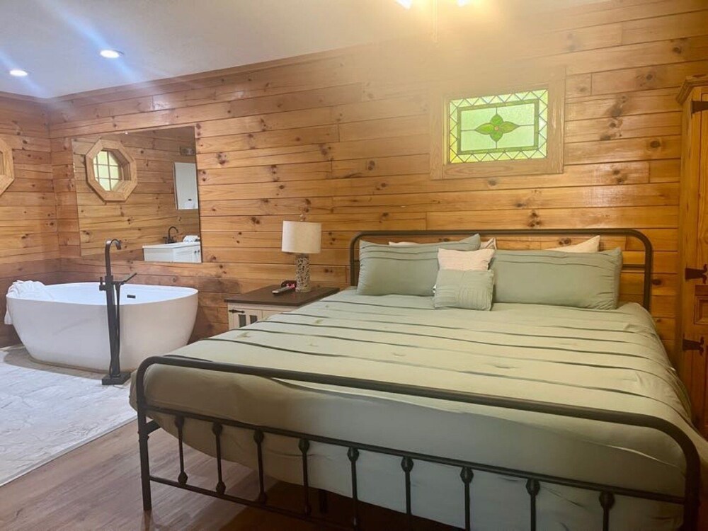 Er19 - Fryemont Great Location - Close To Town! 3 Bedroom Cabin by RedAwning view 2