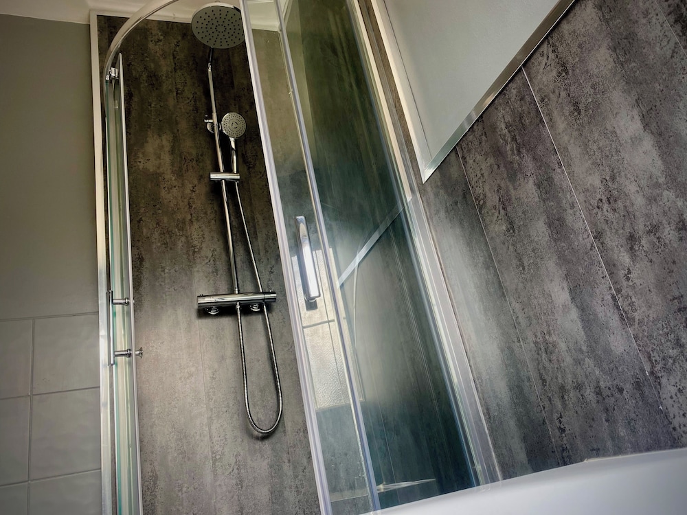 Sleeps10-parking-garden-hottub-petfriendly