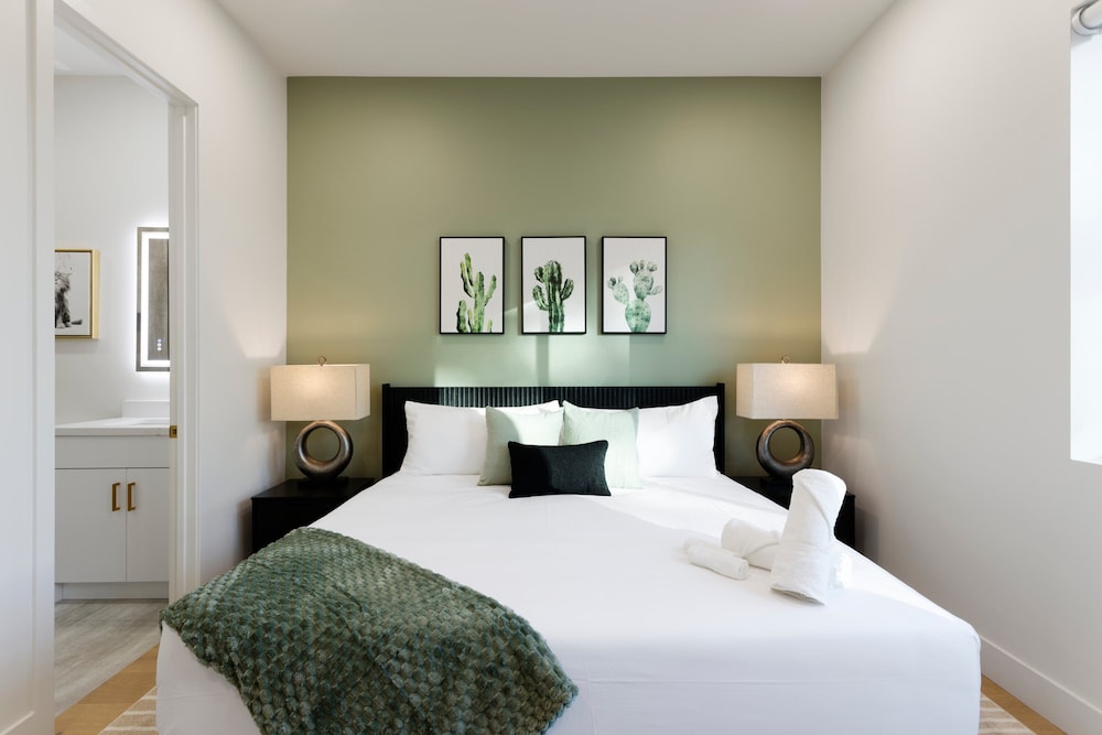Luxe - Nouveau - Sparkling Pool - Walk to Old Town