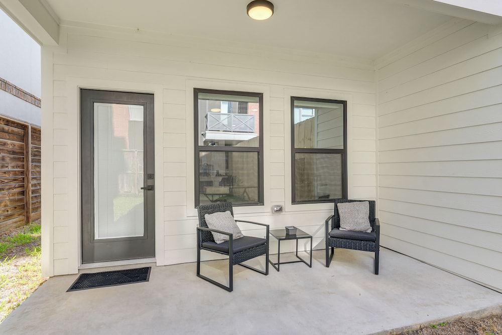 East Downtown Walkability! Modern Houston Townhome