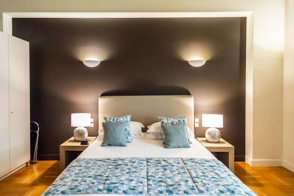 33 Solonos Suites