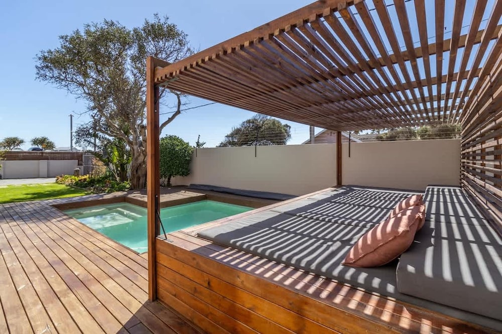 Flamingo Villa Beach Pool Luxury Solar Back Up