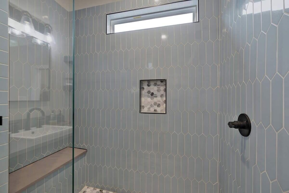 Pop 4 W/hot-tub + Close to Main St