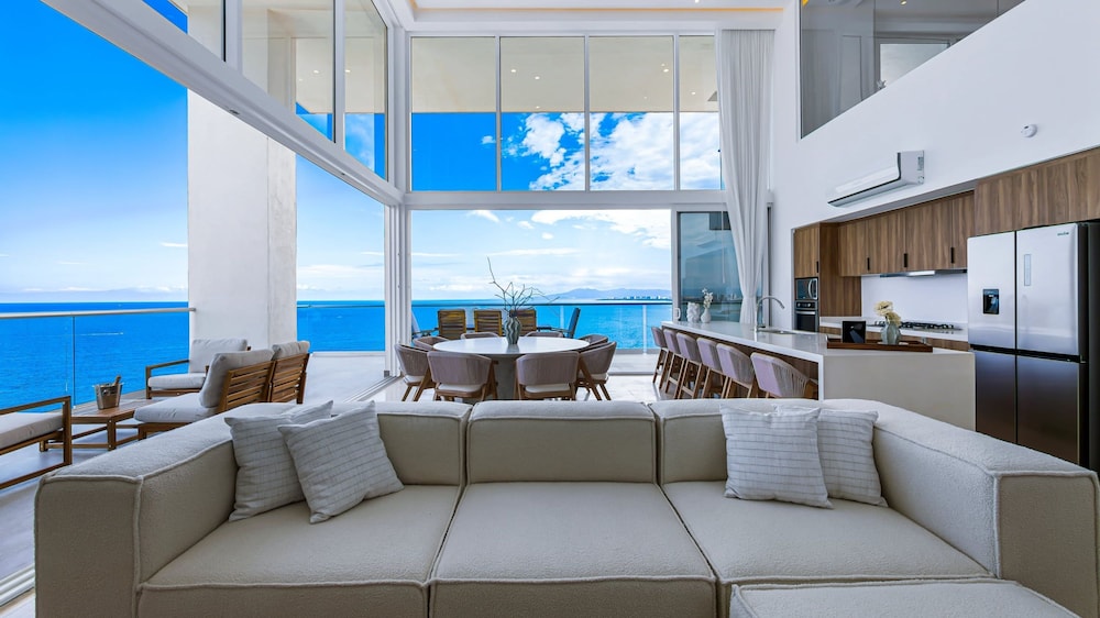 Beachfront Luxury 4BR Penthouse With Incredible Ocean Views