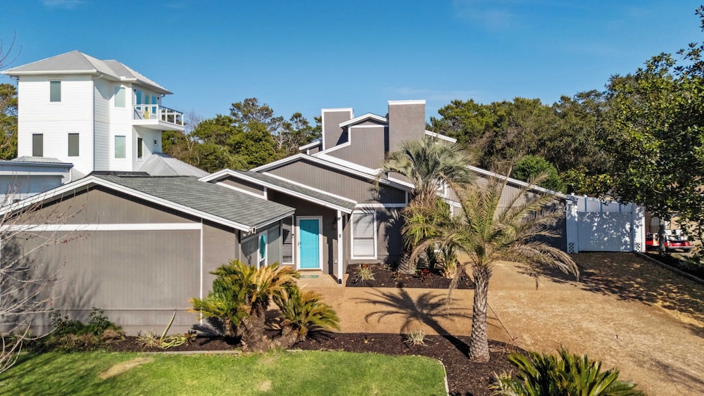 PCB Group-friendly Duplex w/ Pool, Backyard Lounge & 2 Kitchens