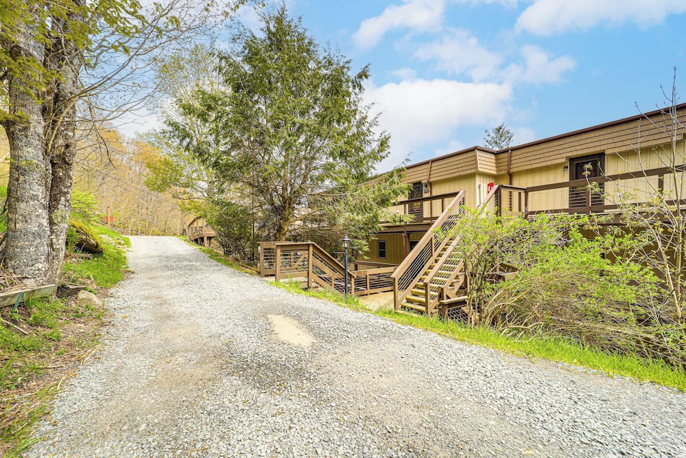 Walk to Hiking & Skiing: Beech Mountain Condo