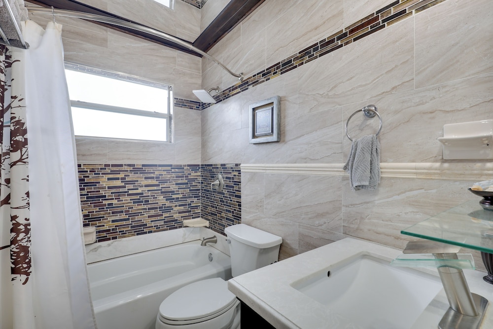Lakefront Getaway w/ Dock Near Las Olas Beach