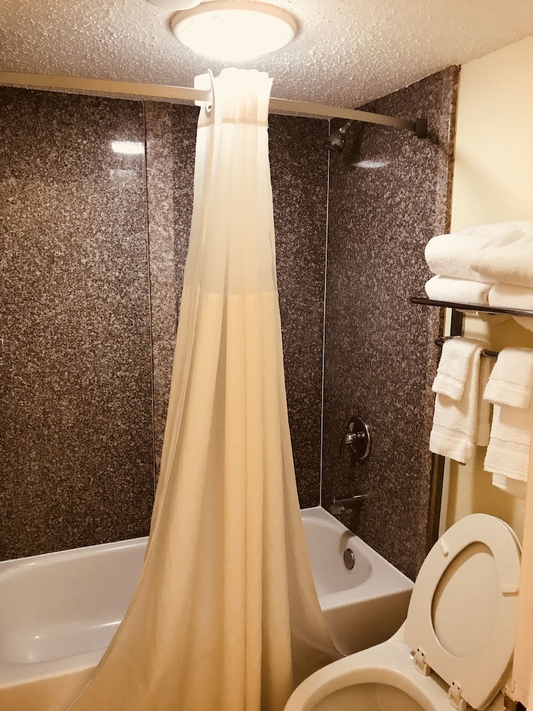 Statesboro Vacations - Quality Inn  Suites Conference Center Statesboro Historic District - Property Image 19