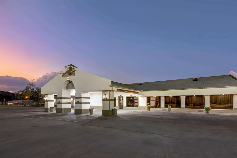Best Western Post Oak Inn - Property Image 4