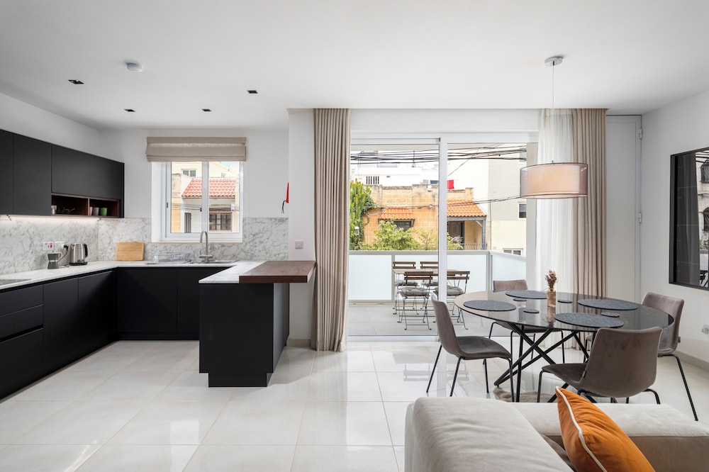 Modern Stylish 3 BR APT with Balcony