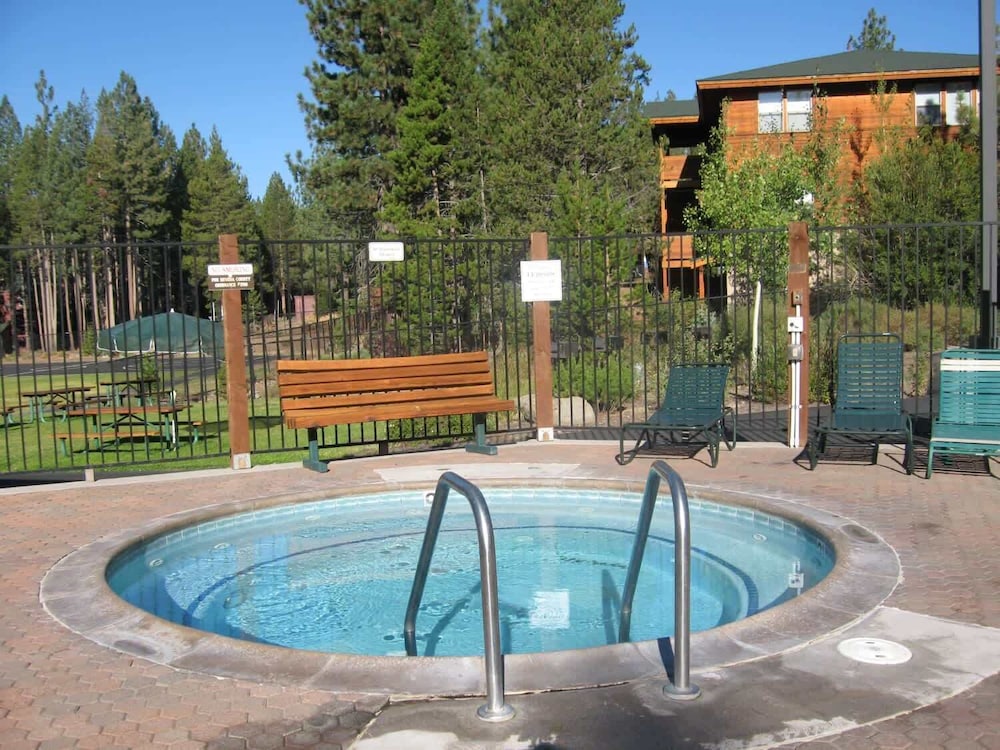 Alder Creek Paradise - Tree-lined Cabin Stay for 7
