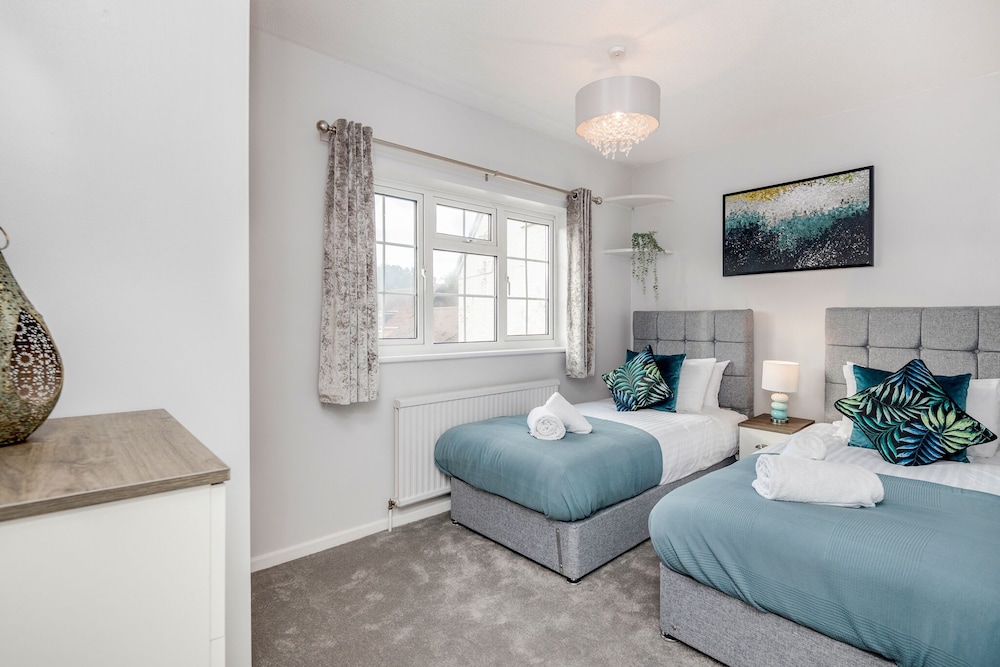 Ascot Pet Friendly 4 Bed House Parking view 5