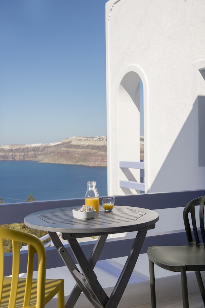 Earino Suites & Villas