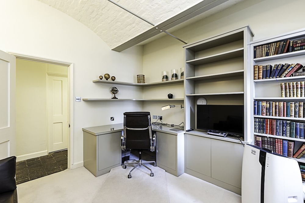 Charming Home in St Katharine Docks