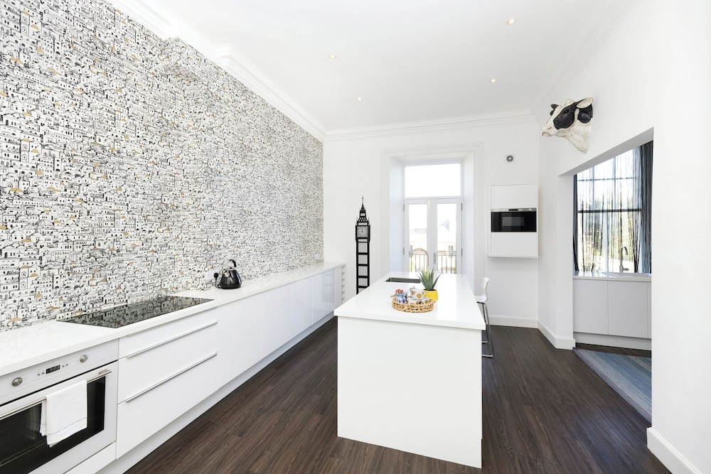 Delightful 3-bed Flat with Parking