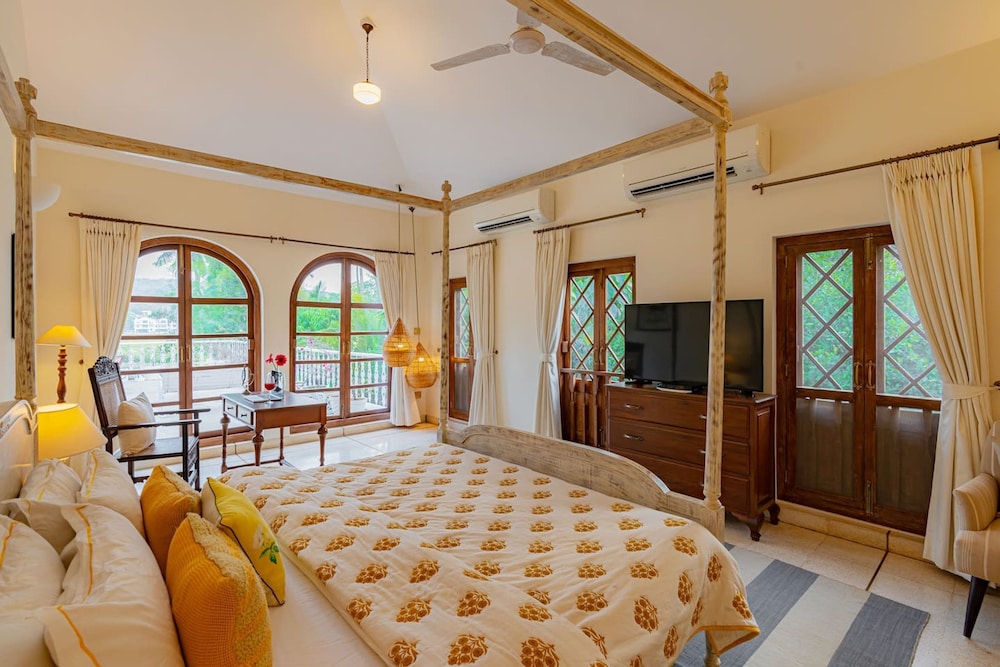 Loto Bianco by Hireavilla -4br w Pvt Pool Siolim