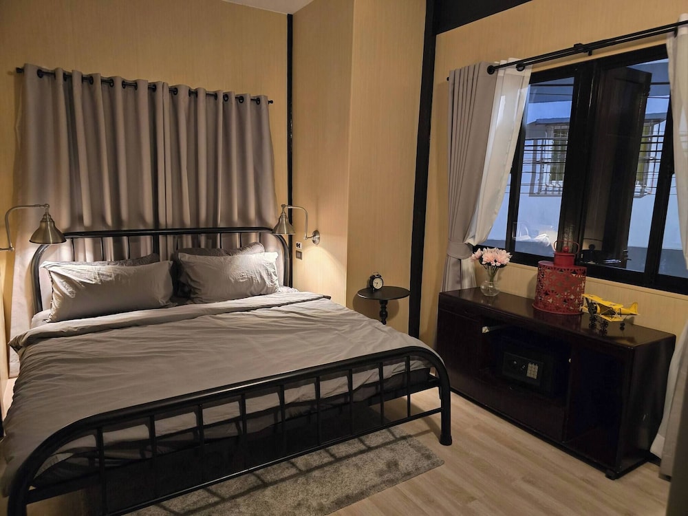 Homey Home UP Themed Near MRT Samyot