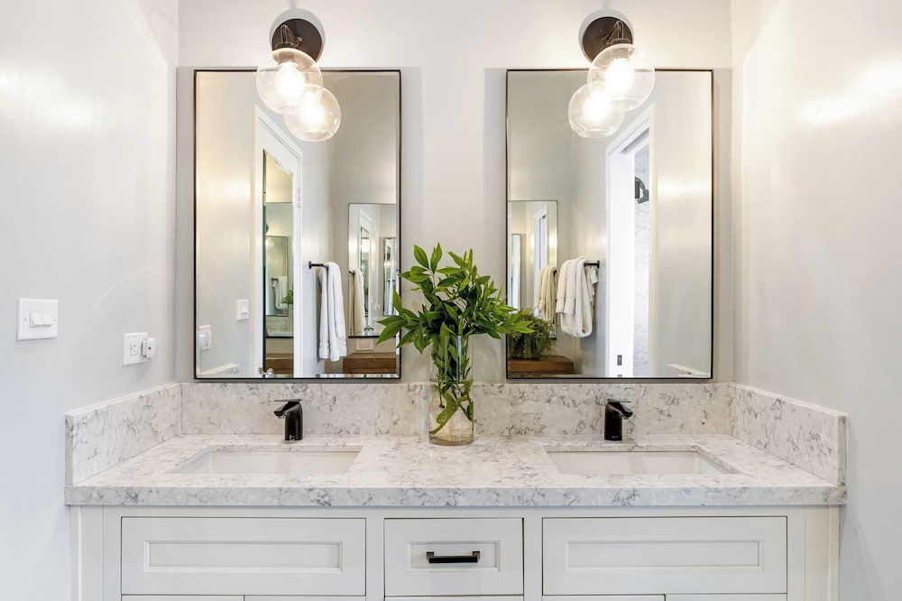 Unbeatable Beachfront Bliss w/ Ocean Views, Luxe Interiors & Patio Beach Road