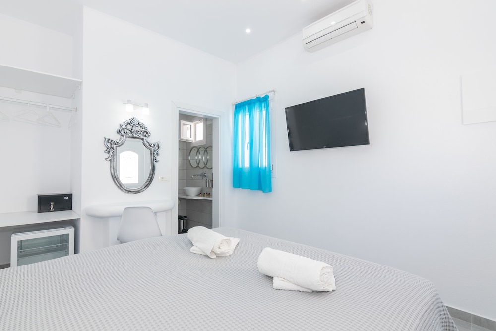 Carlos Pension en Santorini — hotel room
