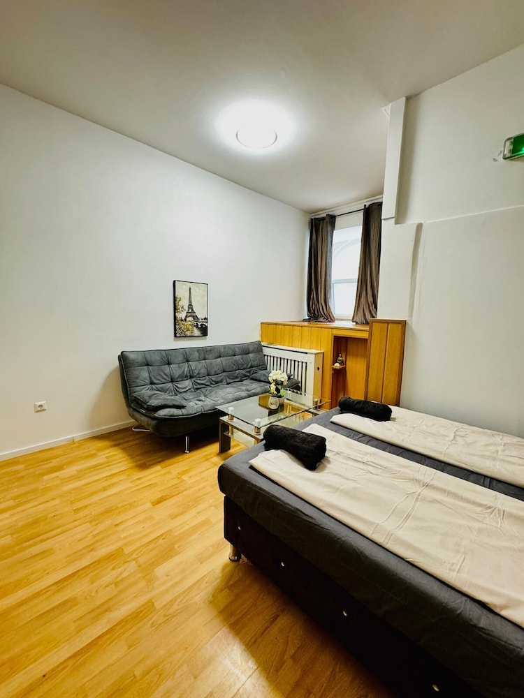 10BR Apt for Groups 8Min to Rathausplatz