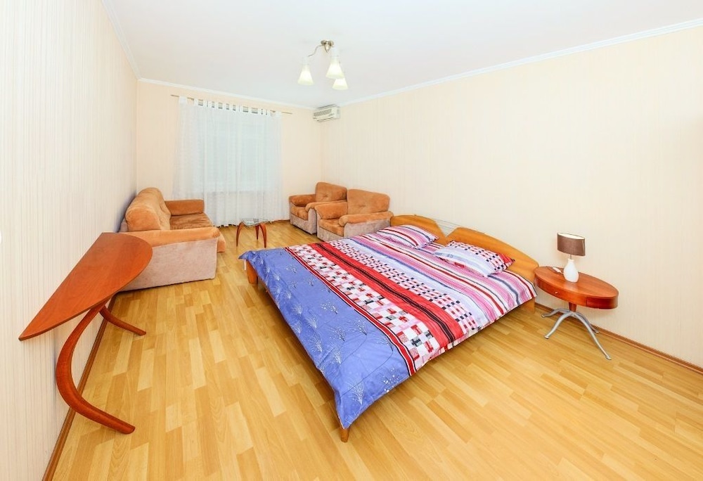 Hotrent Baseina Street Area