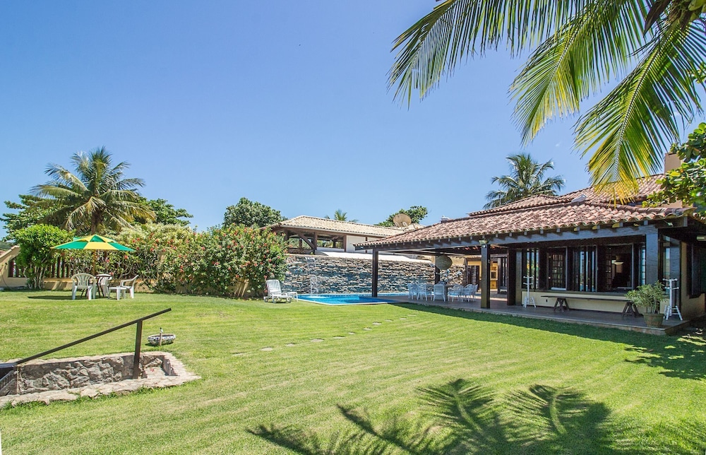 Casa com Cinco Quartos Pé na Areia
