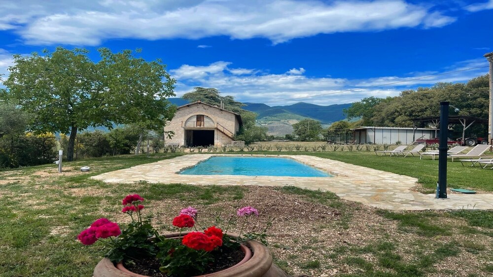 Open Pool Villa in Italy - Spoleto Umbria - Property Image 11