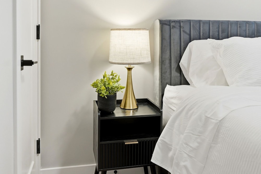 Comfy Condo - Gym Free Parking Modern Amenities