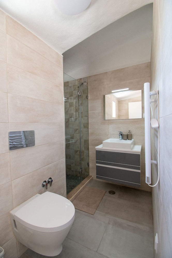 Lavanda Magnificent Five Bedroom Villa in Carvoe