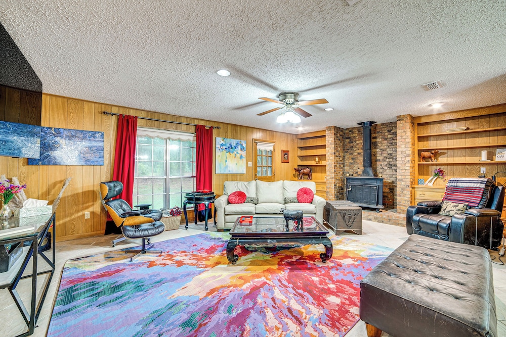Family Getaway on 4 Acres in Mineola!