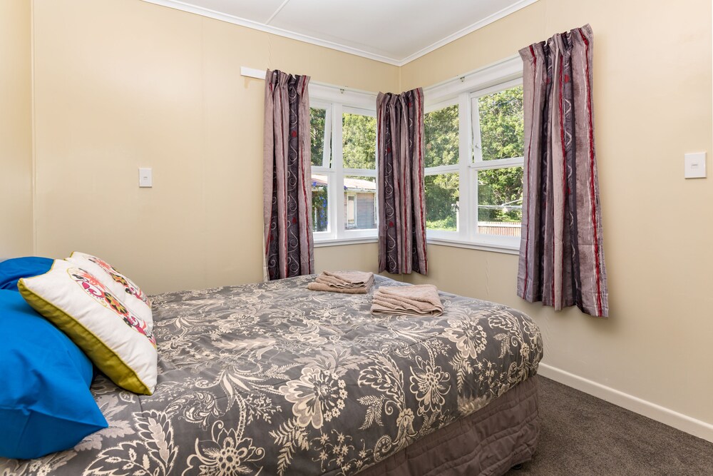 Waitangi Beach Bach 30A