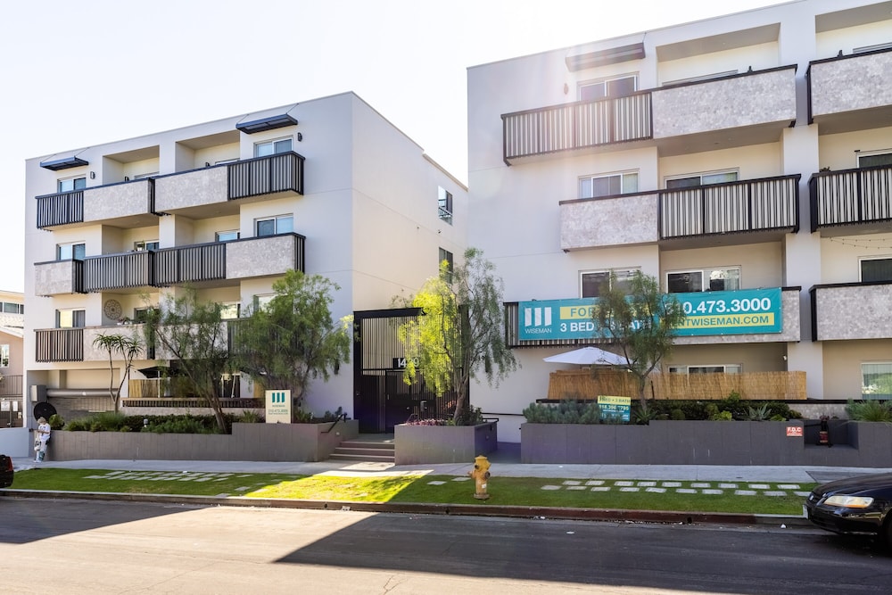 Heaven on Hollywood Boulevard Furnished Apartments - Image 1