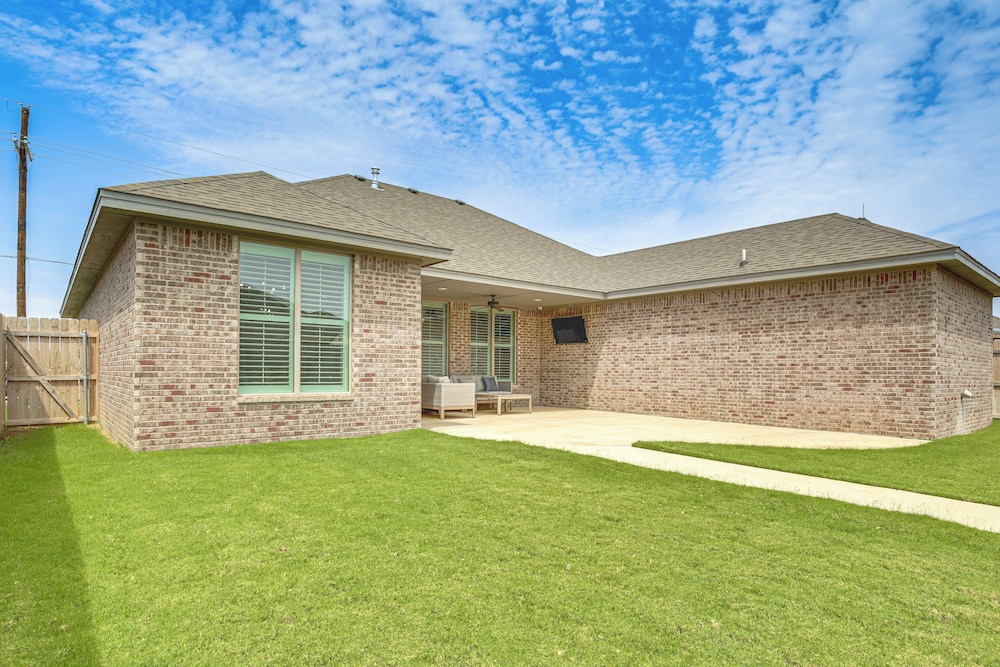 8 Mi to Texas Tech: Spacious Lubbock Home