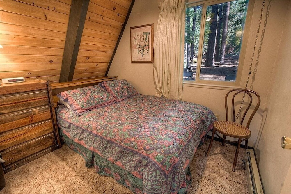 Lodgepole Chalet 3 Bedroom Home by RedAwning view 3