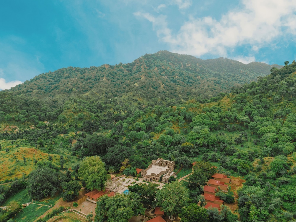 Aloof The Jungle Lodge Ghanerao