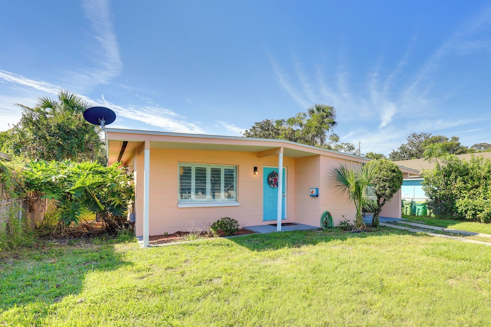 5 Blocks to Jax Beach: Getaway w/ Patio & Yard!