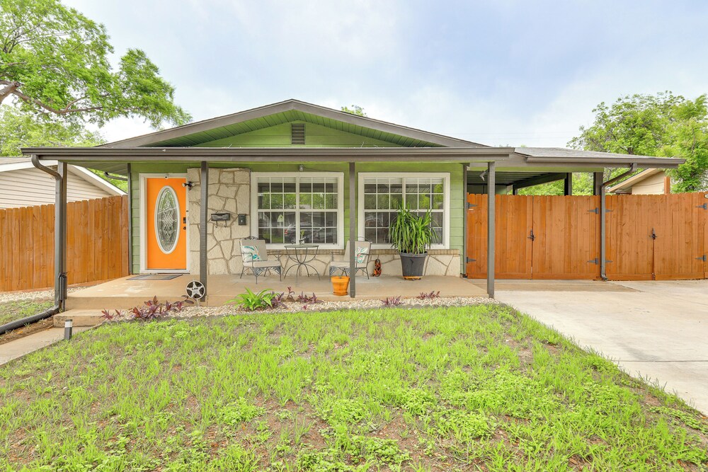 7 Mi to Dtwn San Antonio: Charming Home w/ Yard