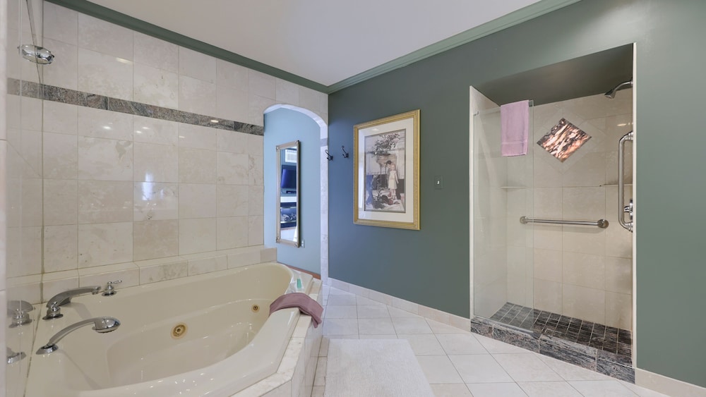 Twin Pine Manor Bed & Breakfast