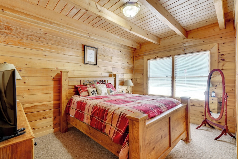 Walk to Douglas Lake: Cabin w/ Private Hot Tub!