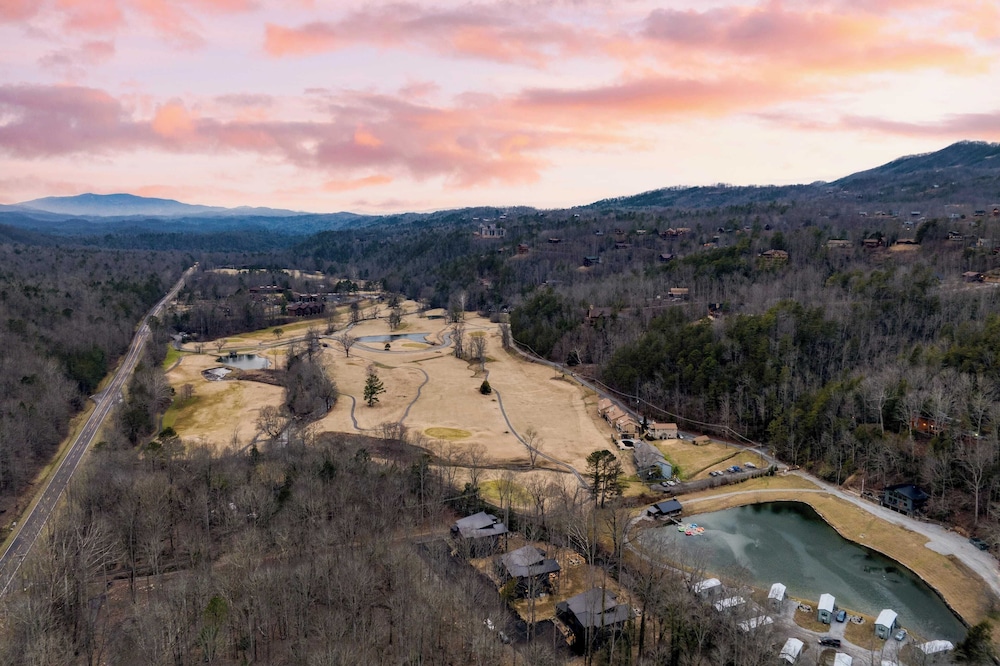 Kings Crown by Avantstay Indoor Pool, Hot Tub, Firepit, Theater All-season Retreat