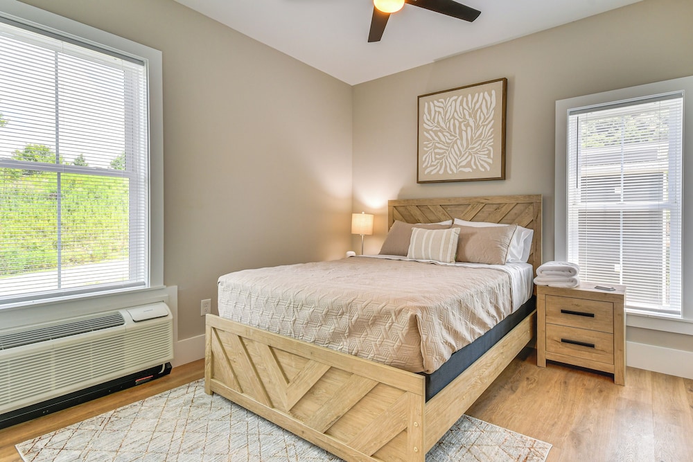 Hike & Ski: Mtn-view Retreat in Maggie Valley!