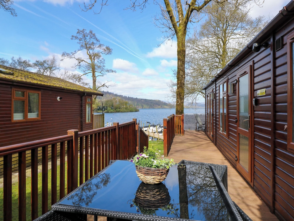 Shoreside Lodge