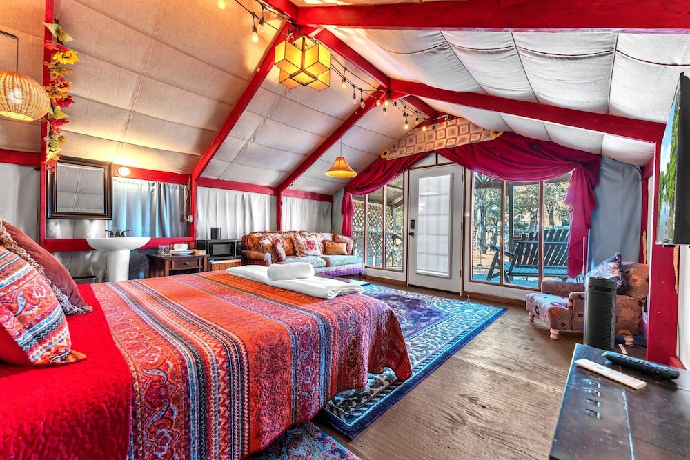The Vines Retreat, Hot-tubs, Game Room, 10-mins to Downtown!