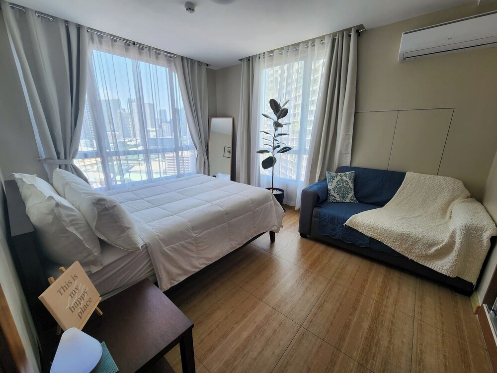 Cozy 1BR Condo in Mandaluyong City With City Skyline View