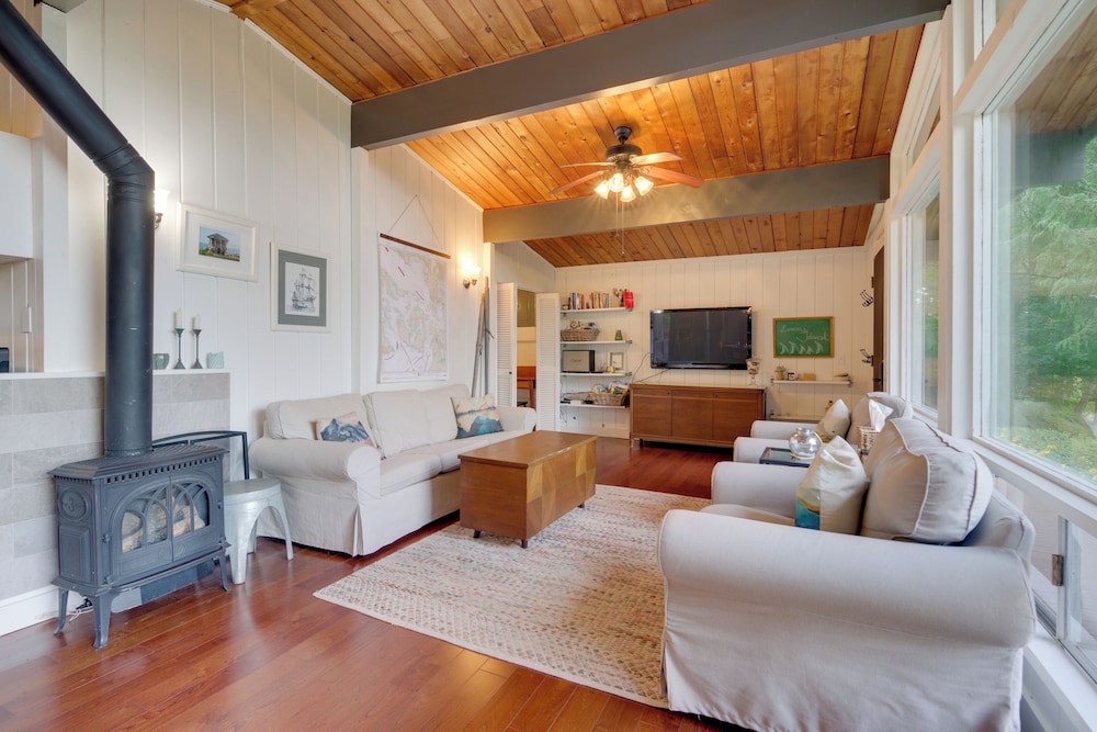 2 Blocks to Puget Sound Beach: Lummi Island Home
