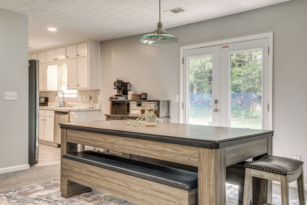 Ping-pong & Pool Table: Peaceful Stonecrest Escape