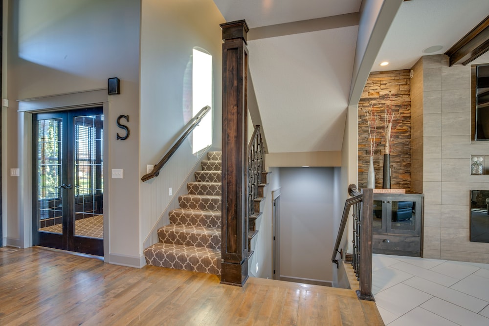 Luxe Missouri Getaway w/ Hot Tub  Fire Pit! - Property Image 10
