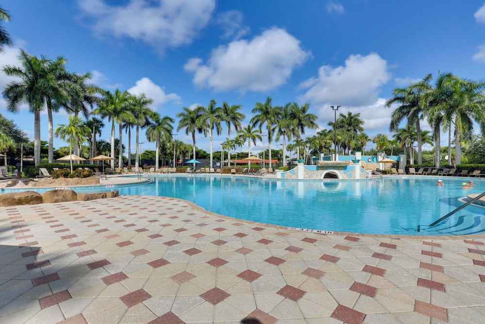 Lake View & Screened Balcony: Estero Getaway!