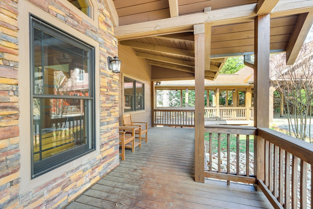 Blue Ridge Orchard Overlook' Cabin w/ Hot Tub