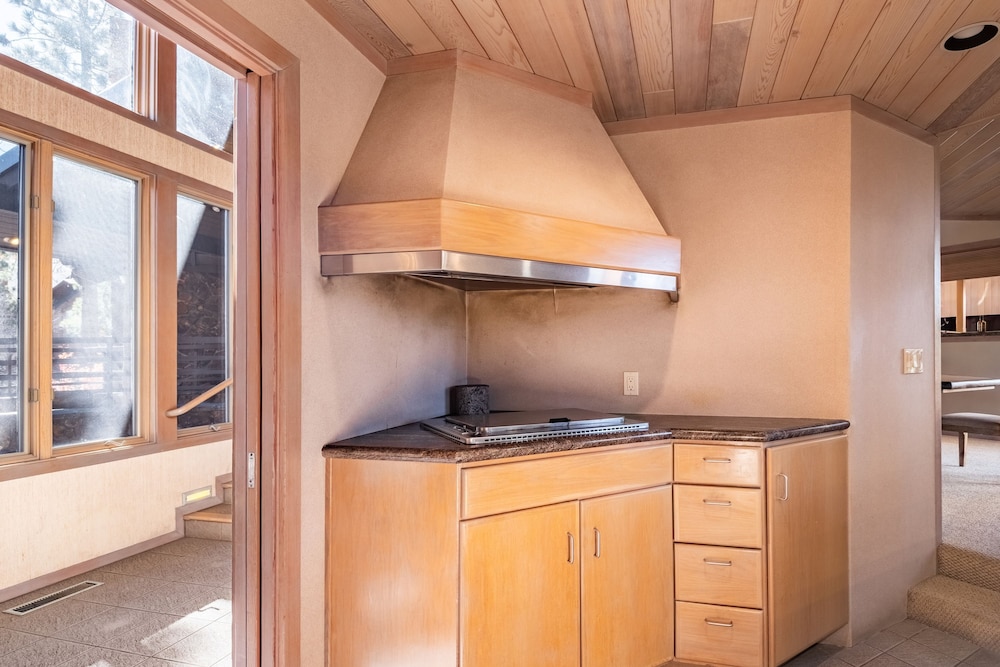 Heavenly Valley by Avantstay Home w Pool Sauna Hot Tub Game Room Tennis Crt Basketball Crt